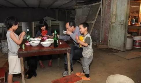 2000年，浙江嘉兴一桥洞底下住着一对夫妻，在此挤了十年，生了四个孩子，日常跟老