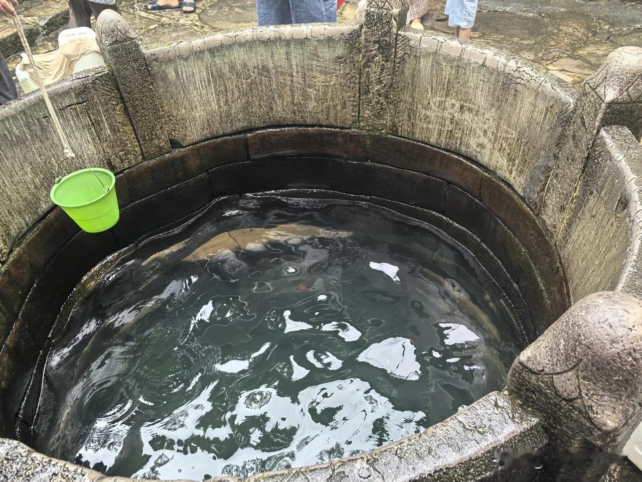 长律·大板井
滇南胜境古城雄，
灵毓人文岁月隆。
井号大板镶重镇，
泉流甘冽润淳