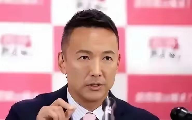 今早刷到日本国会的一段现场视频，差点没把我刚泡的枸杞茶喷屏幕上——当过演员的左翼