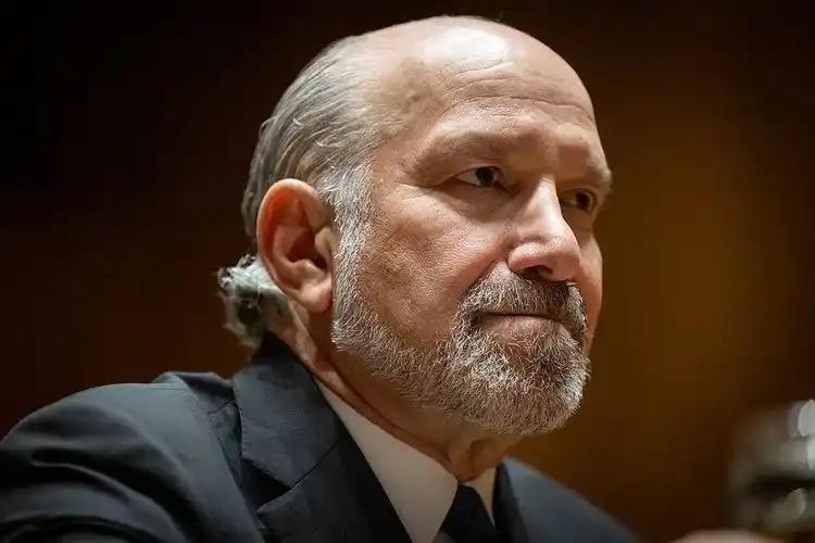 【美国商务部长公开道歉了！】

美国商务部长霍华德·卢特尼克9月3日公开道歉，承