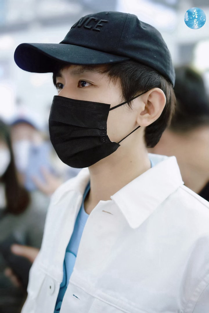 一组成毅戴棒球帽合集，他真的有好多好多帽子啊！棒球帽檐一压，是清爽男大既视感