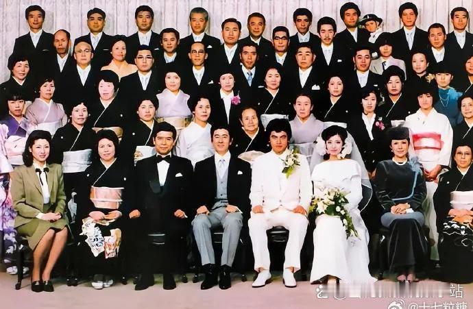 山口百惠结婚照。那时候她刚满21岁。她长着老天赏饭吃的一张脸，不是最漂亮的，但绝