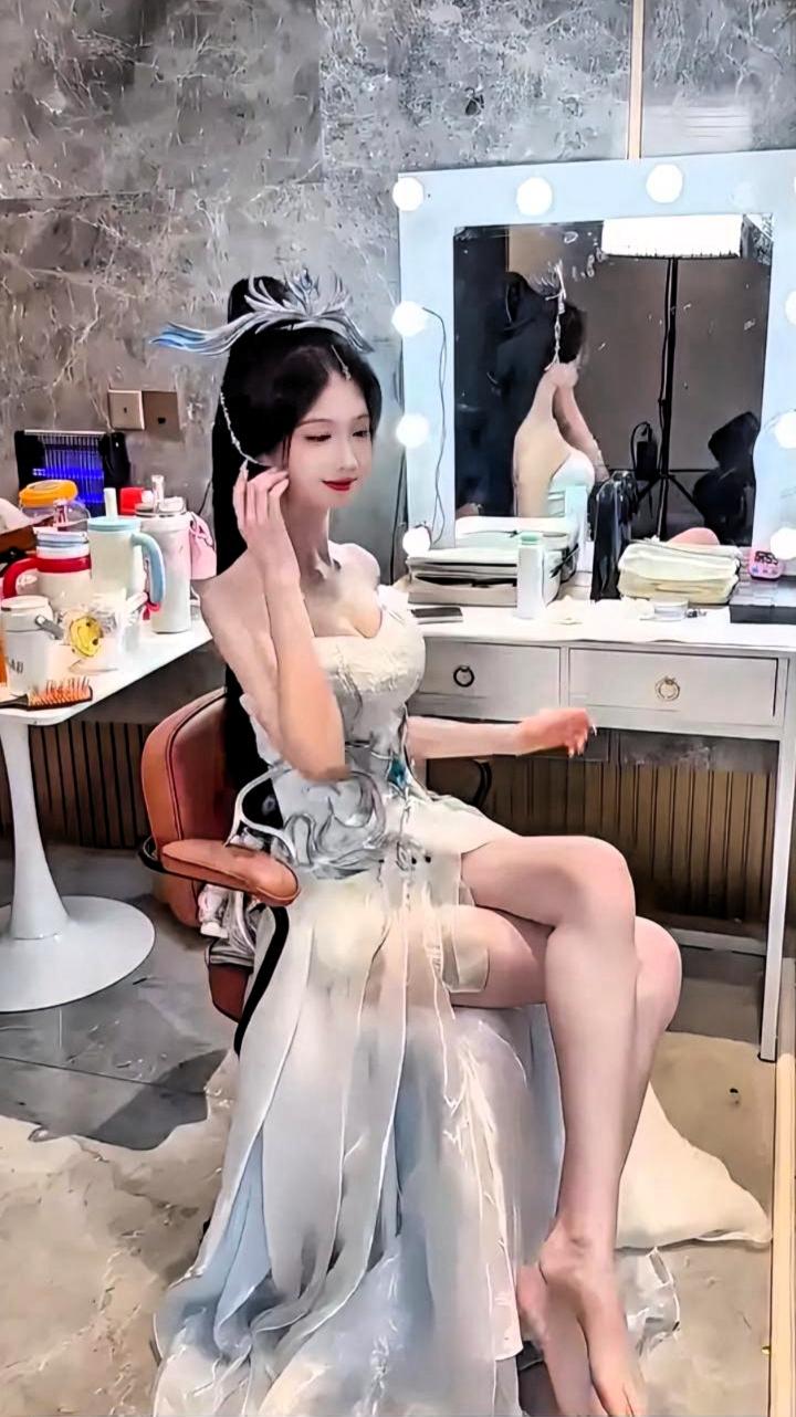 上联：雨打寒窗深闭门，一缕茶烟绕案
下联：雪落红梅夜关窗，数丝墨香沁宣
宣，指宣