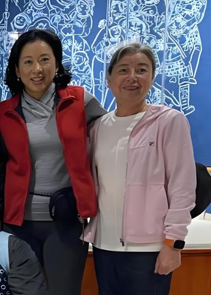 “她不是保姆，却比保姆更早起床；她没拿霍家一分钱工资，却把仨孙子孙女从襁褓带大，