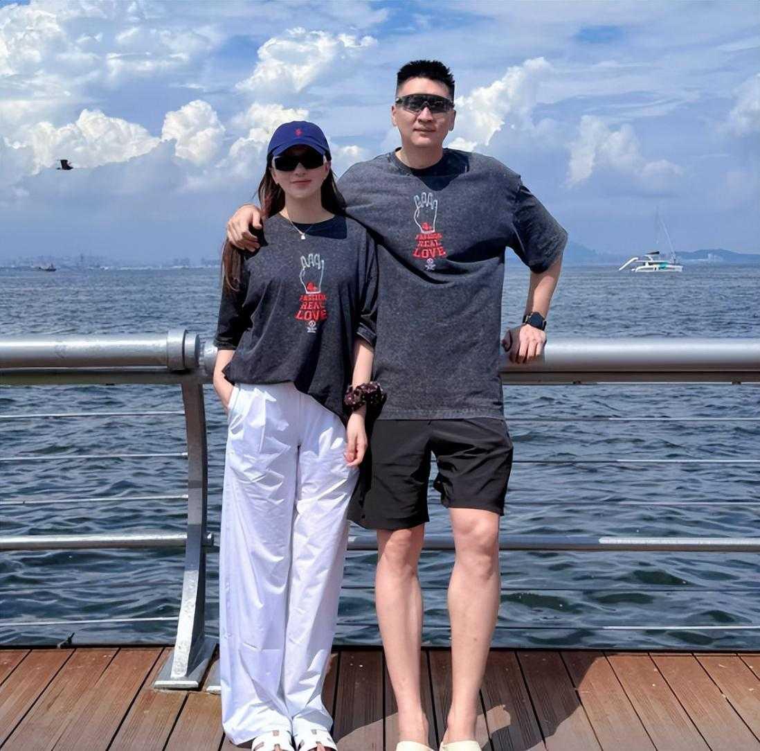  孙悦大连度假，二婚娶美女，儿子酷爱打篮球
男篮孙悦携现任妻子现身大连度假，二婚