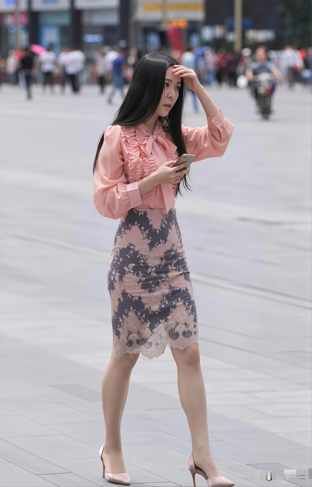 今天的穿搭关键词是“氛围感”
浅粉色雪纺衬衫搭配灰紫色碎花半裙
像把浪漫穿在了身