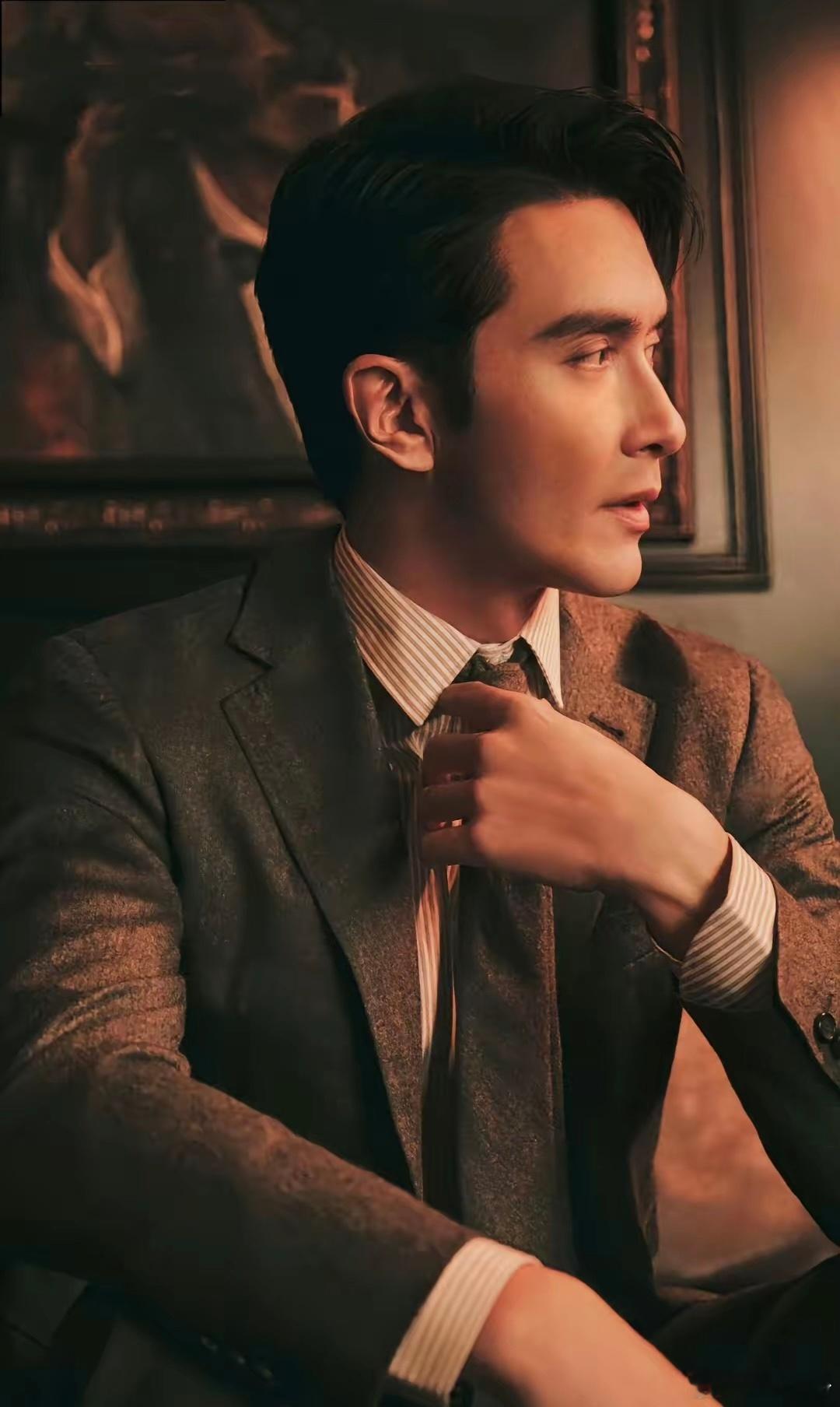 高伟光老不死赛道第一人高挺的鼻梁、深邃的眼窝，很容易让人以为高伟光是混血儿。 其