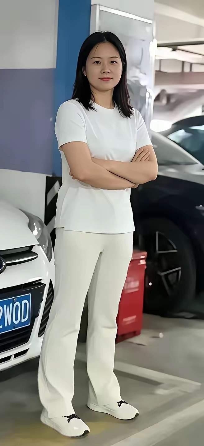 不得不说长沙彭女士外形亮眼，穿着得体，看起来干练又有气质。再看她的工作履历，也确