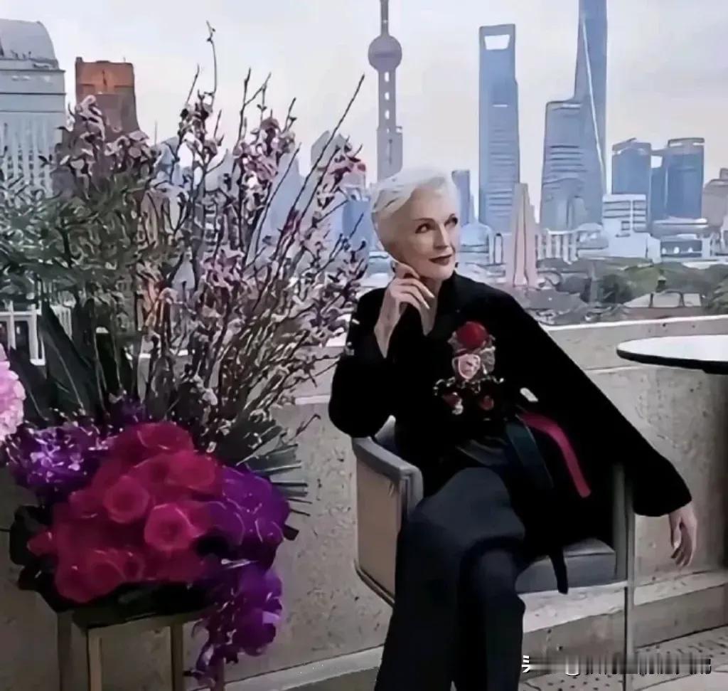 没钱又没用的社会边角料每天在互联网上说中国，
而有钱的西方精英送妈妈来中国精品游