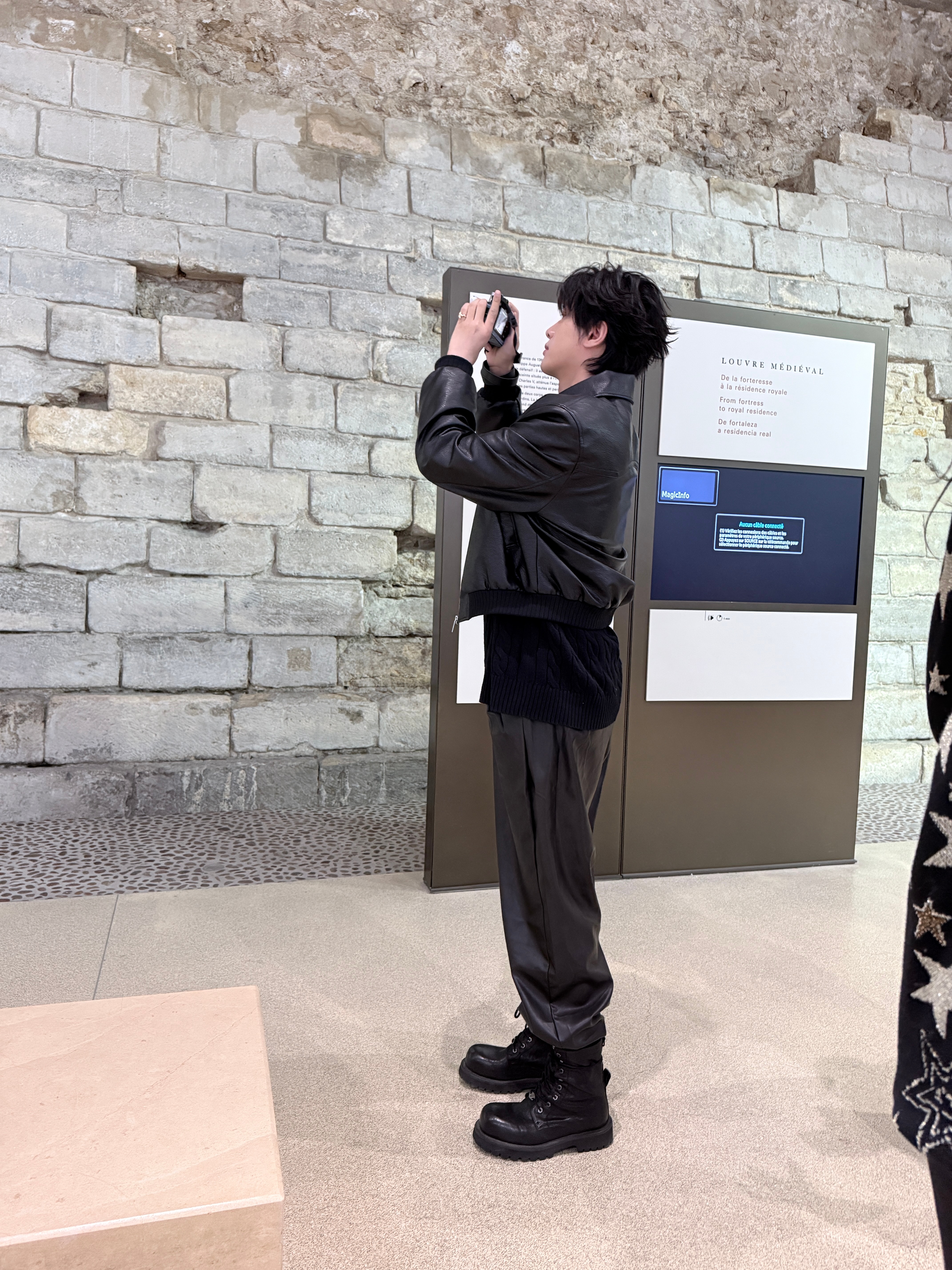 偶遇展轩逛卢浮宫 卢浮宫大型偶遇现场！展轩结束工作回国前打卡巴黎卢浮宫被偶遇，精