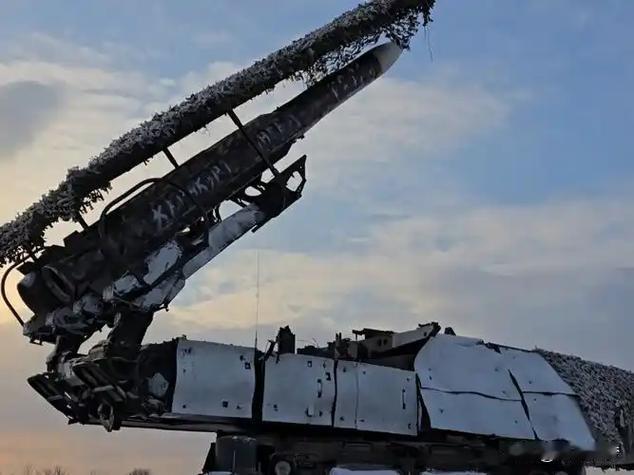 在俄乌冲突的持续演进中，俄罗斯将空对空导弹整合到“天竺葵”攻击型无人机上，这一战