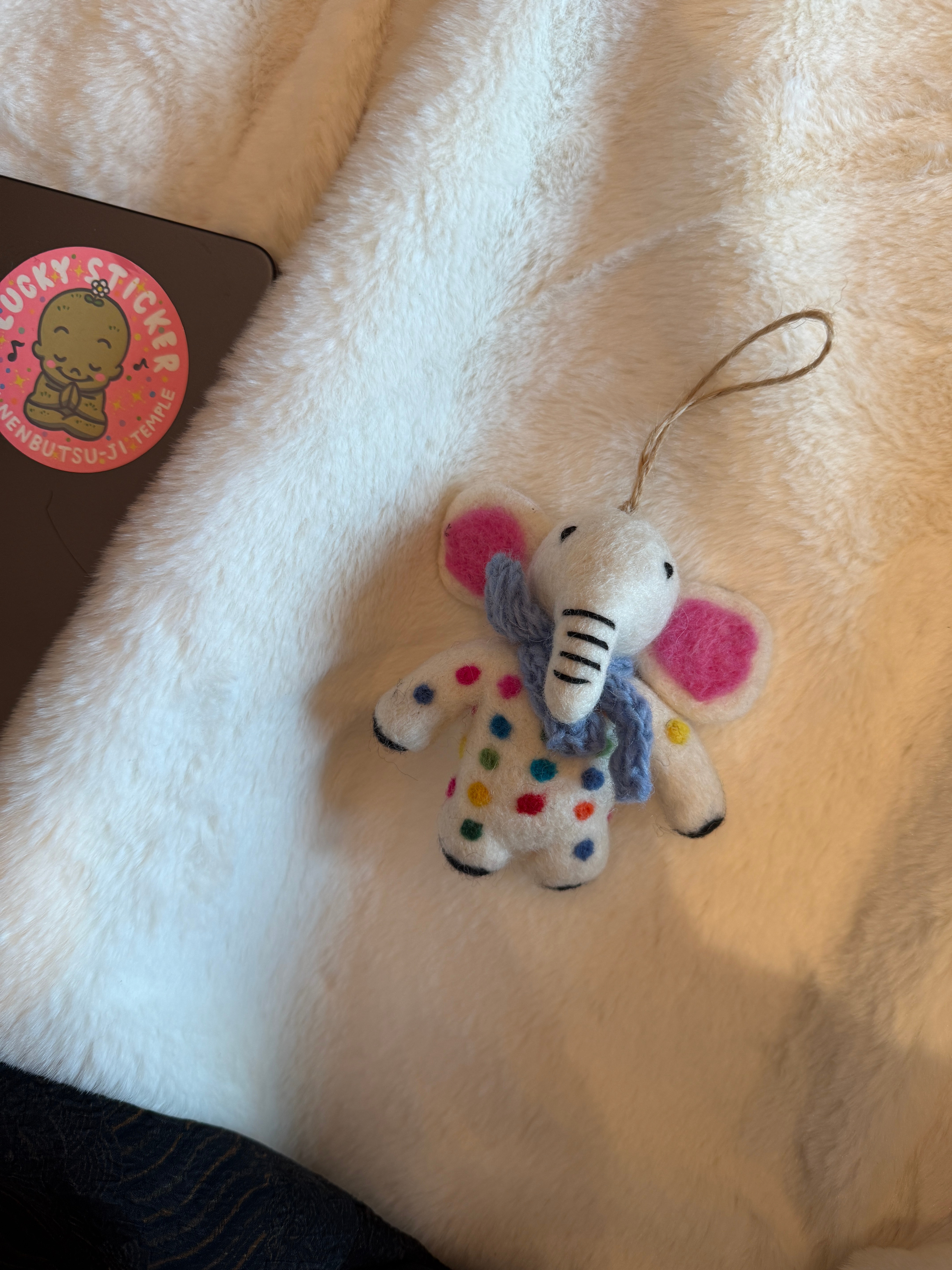golden nose elephant. （´-`） 伸出 援助之手 