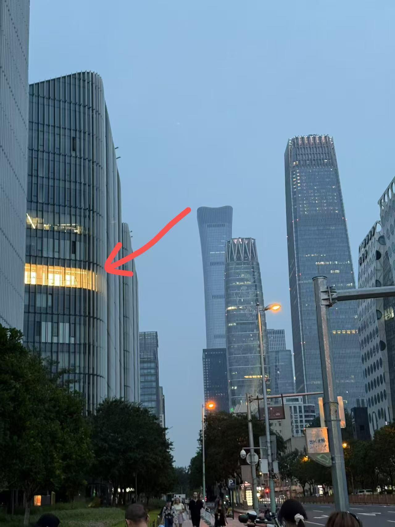 今天华腾搬到国贸，本来还担心下大雨搬不成了，没想到天气还挺给面子[哈哈]明天开始