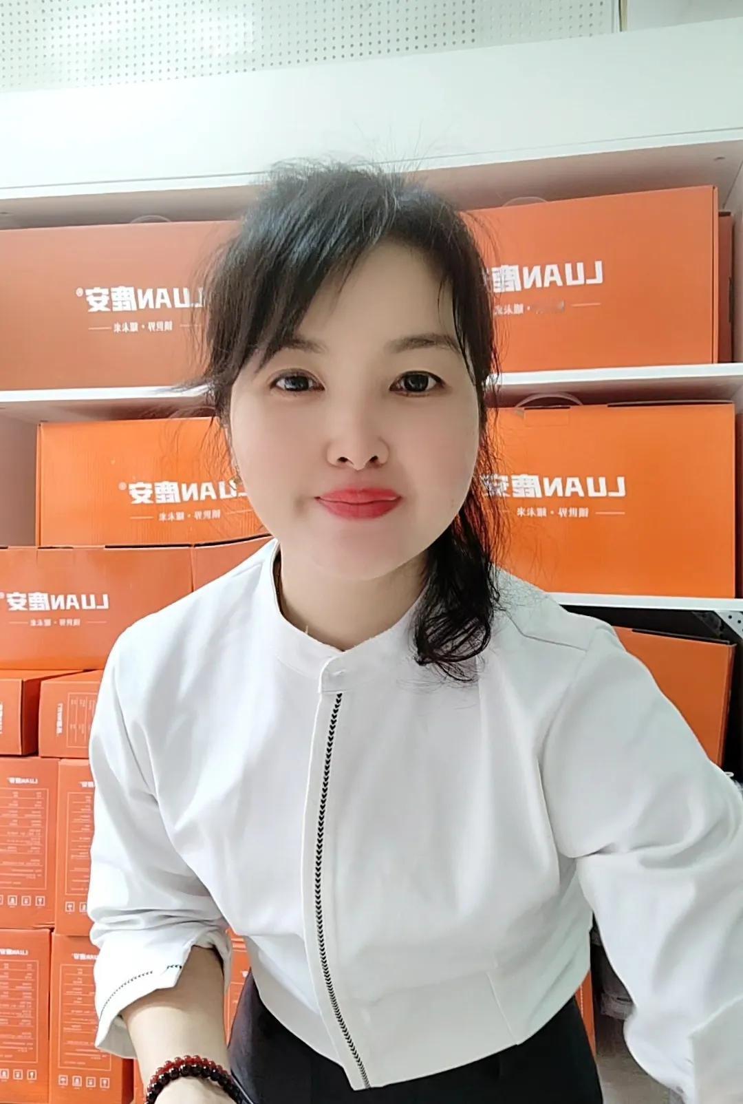 我以前是个很爱笑很爱闹很开朗的人，自从婚姻变故后，我的变化特别大。首先就是不怎么