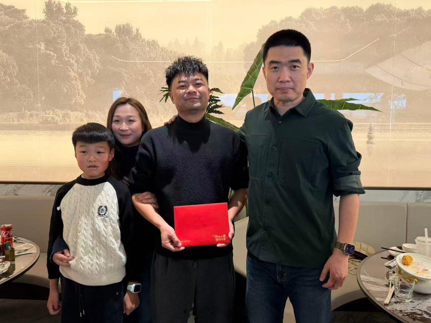 让这个社会多一份善意。李想请救人的理想车主一家吃饭并送了一份「三年内可以免费置换