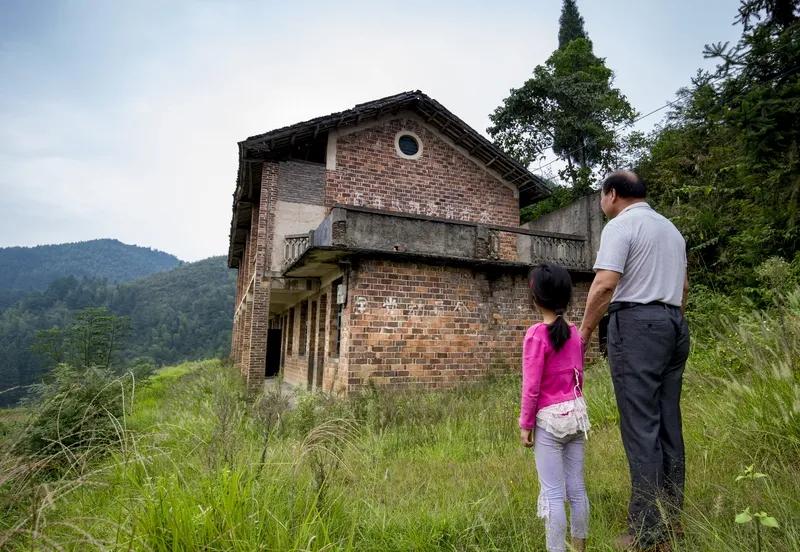 一位五十四岁的乡村老教师说，三十多年来，他的师范同学和学校同事中跳槽转行的大有人