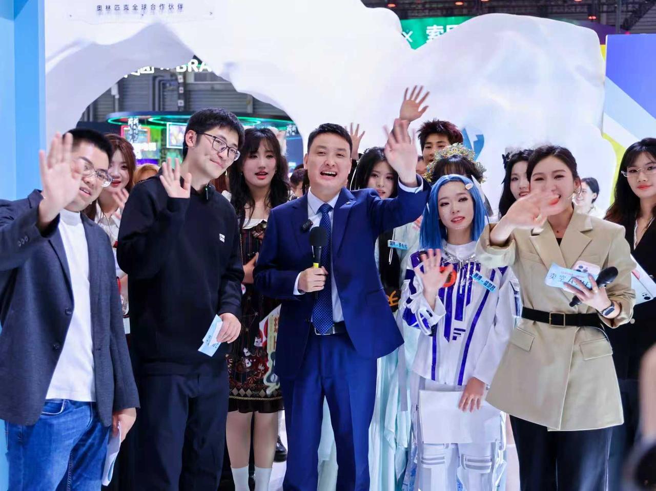 刚从AWE回来，我必须说，雷鸟这次是真把显示圈的天花板又往上顶了一截。展台人挤人