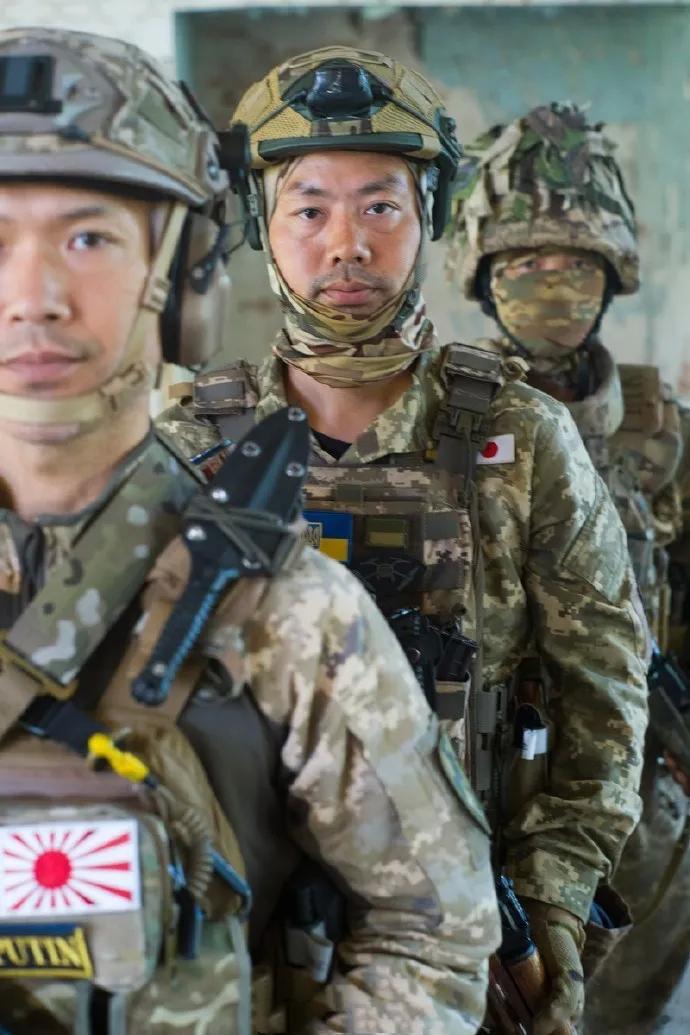 这是外网流传的，手拿ak，帮助乌克兰打仗的日本雇佣兵的样子。讲真的，这几个日本人