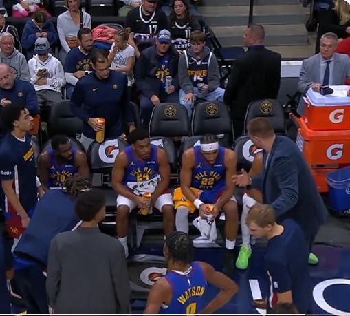 “约教练昨晚再次上线执教丹佛掘金最终以 108-104 击败了密尔沃基雄鹿！”。