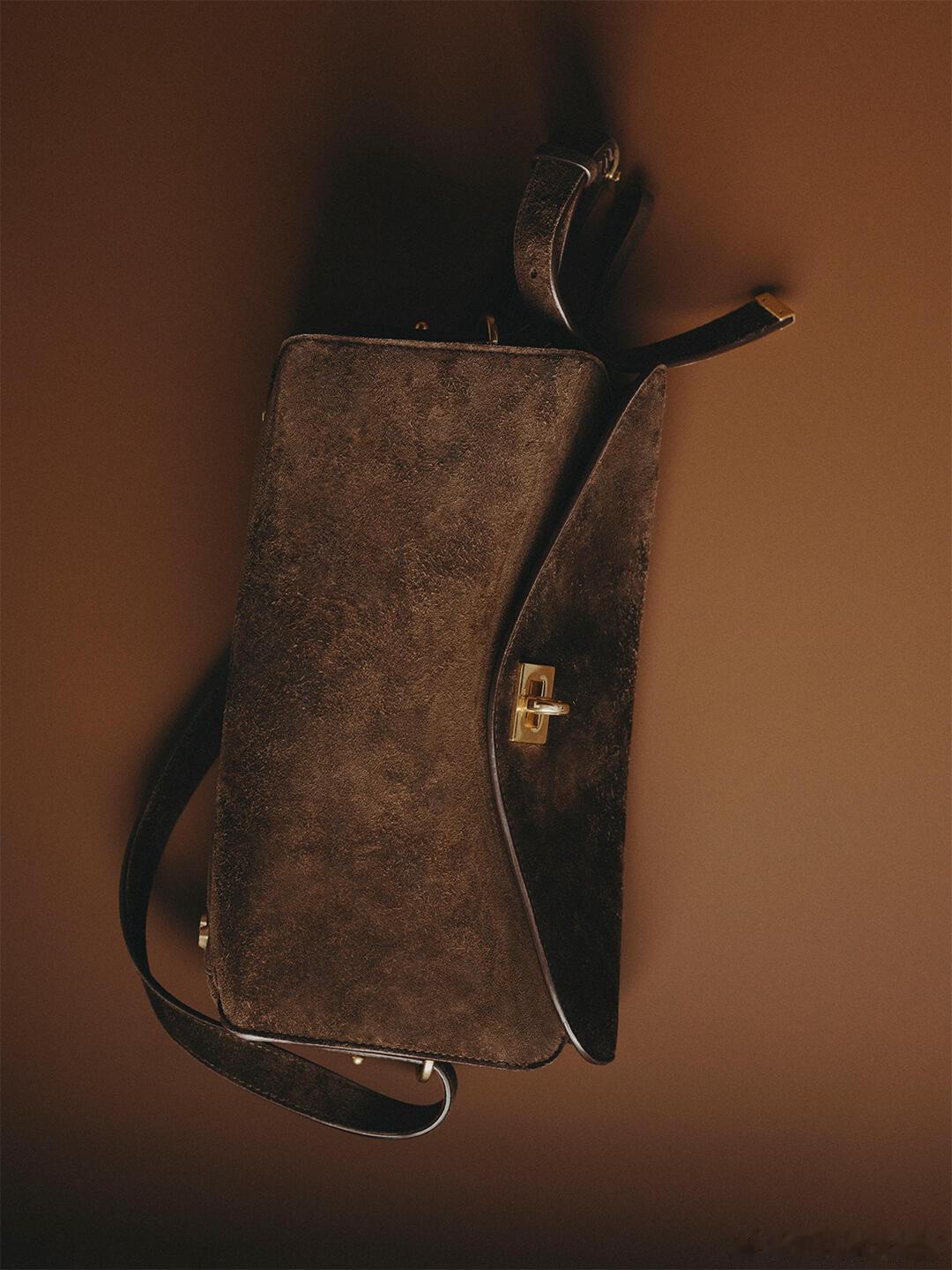 巴黎世家真宠杨超越，新包都让她先背巴黎世家品牌挚友杨超越街拍图拎着新出的Bole