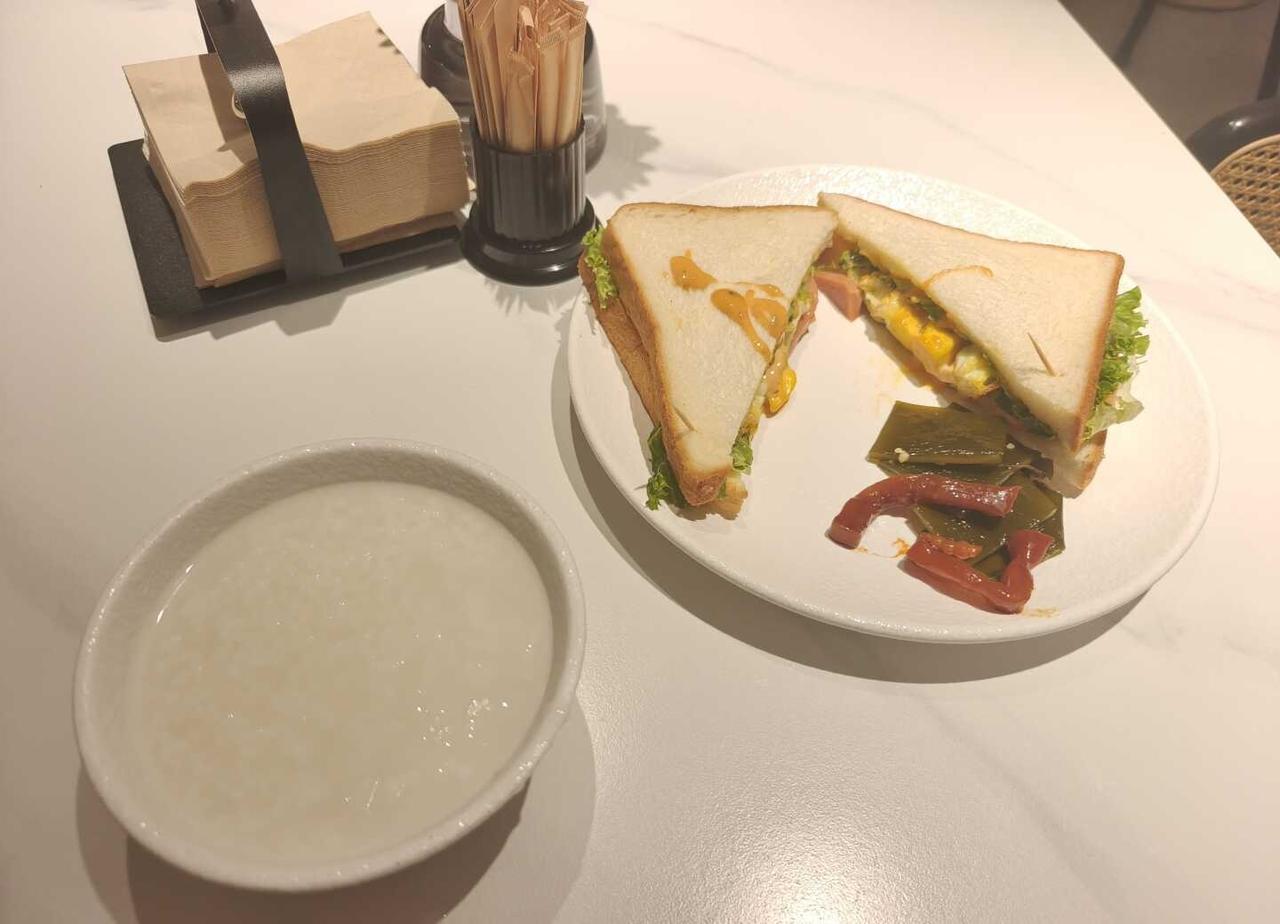 把人家前台都逼得会做饭了😂
前台说铂金夜宵没有系统里的那个蟹柳蔬菜卷，换个别的