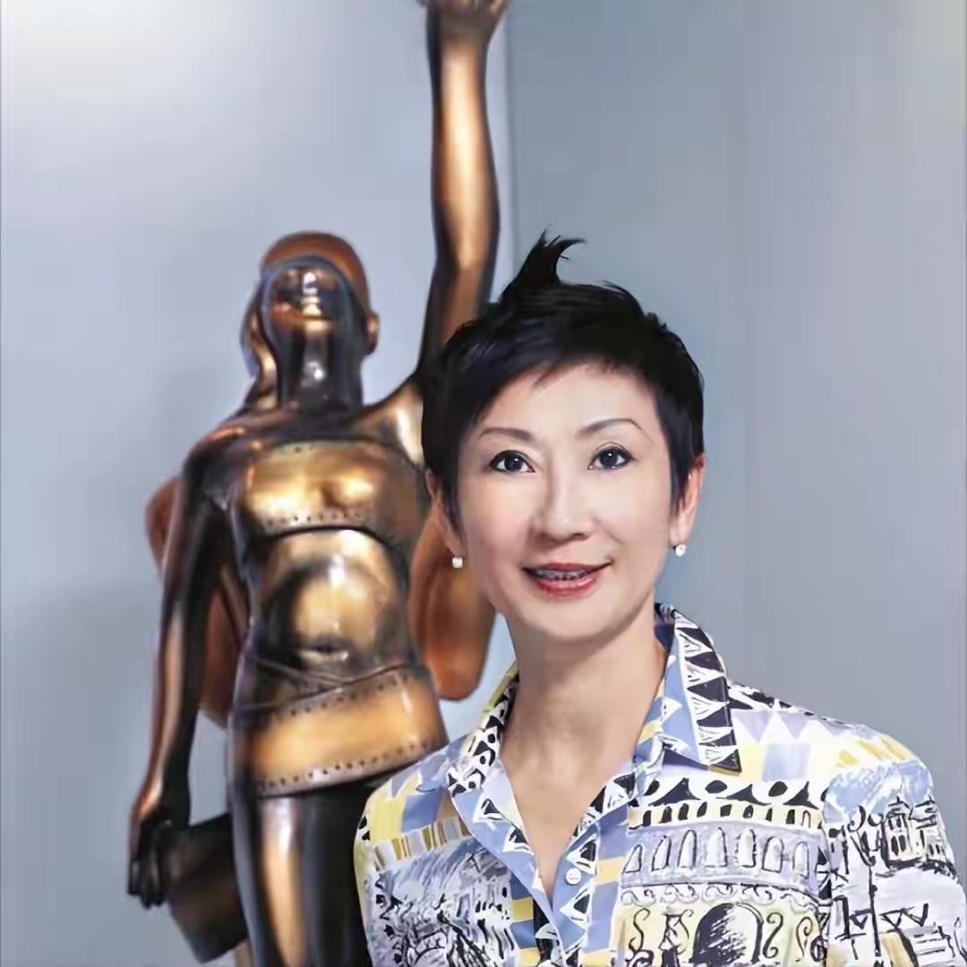 我们是看着施南生女士监制的港片长大的，比如《英雄本色》《新龙门客栈》《无间道》《