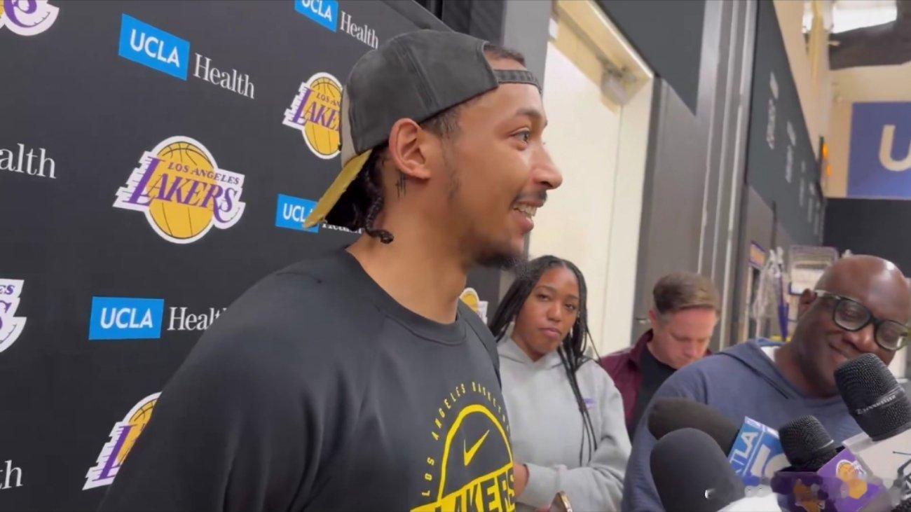 尼克-史密斯表示，詹姆斯在场上时，会时刻阅读比赛动向，观察对手的防守策略。“勒布