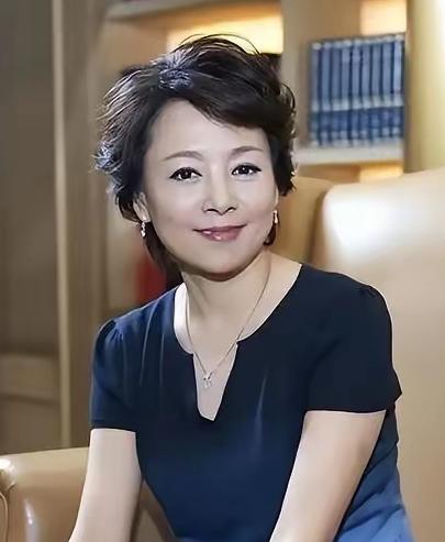 张瑜在采访里突然落泪，说这辈子最后悔的，就是错过了当年那个真心实意对她好的男人。