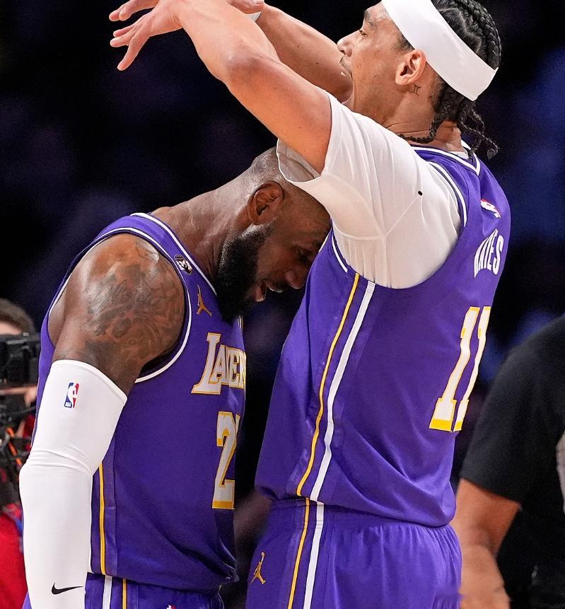 今天全明星扣篮大赛，首轮比赛乏善可陈。Skip发推写道：“哎，真希望勒布朗·詹姆