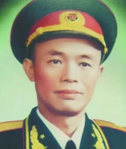 1984年，开国少将钟伟病重，黄克诚去医院看望他，问：“你老家没什么人了吧”，钟