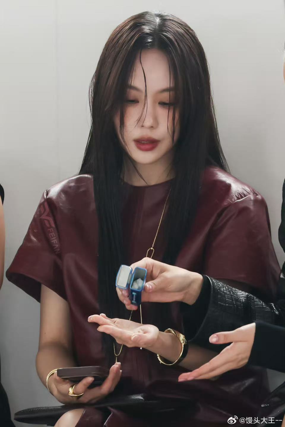 王霏霏看秀官方镜头王霏霏秀场生图黑长直加红皮衣真的太适合王霏霏了，又酷又有气质，