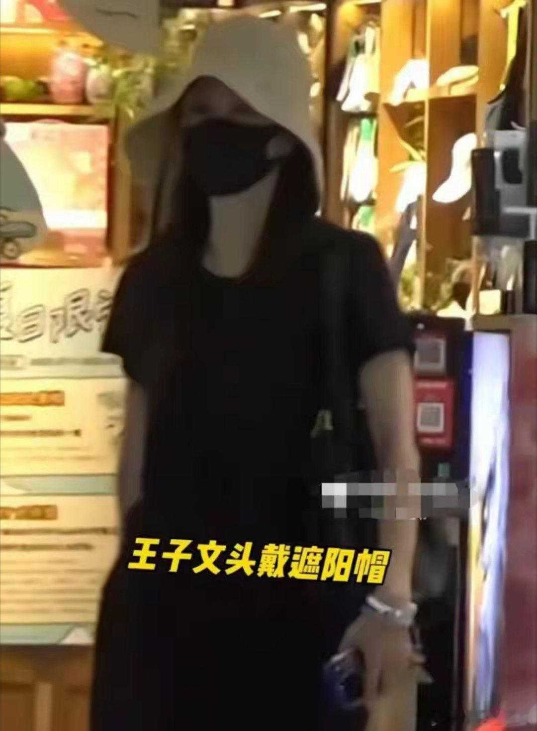 王子文带儿子配眼镜, 12岁豆芽身材敦实和她一样高, 母子同框似姐弟 ​​​