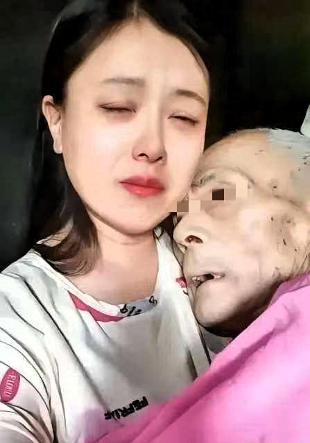 泪目了，河南，一老人在医院看病，自知可能要不行了，就跟女儿说想喝一碗面汤，女儿为