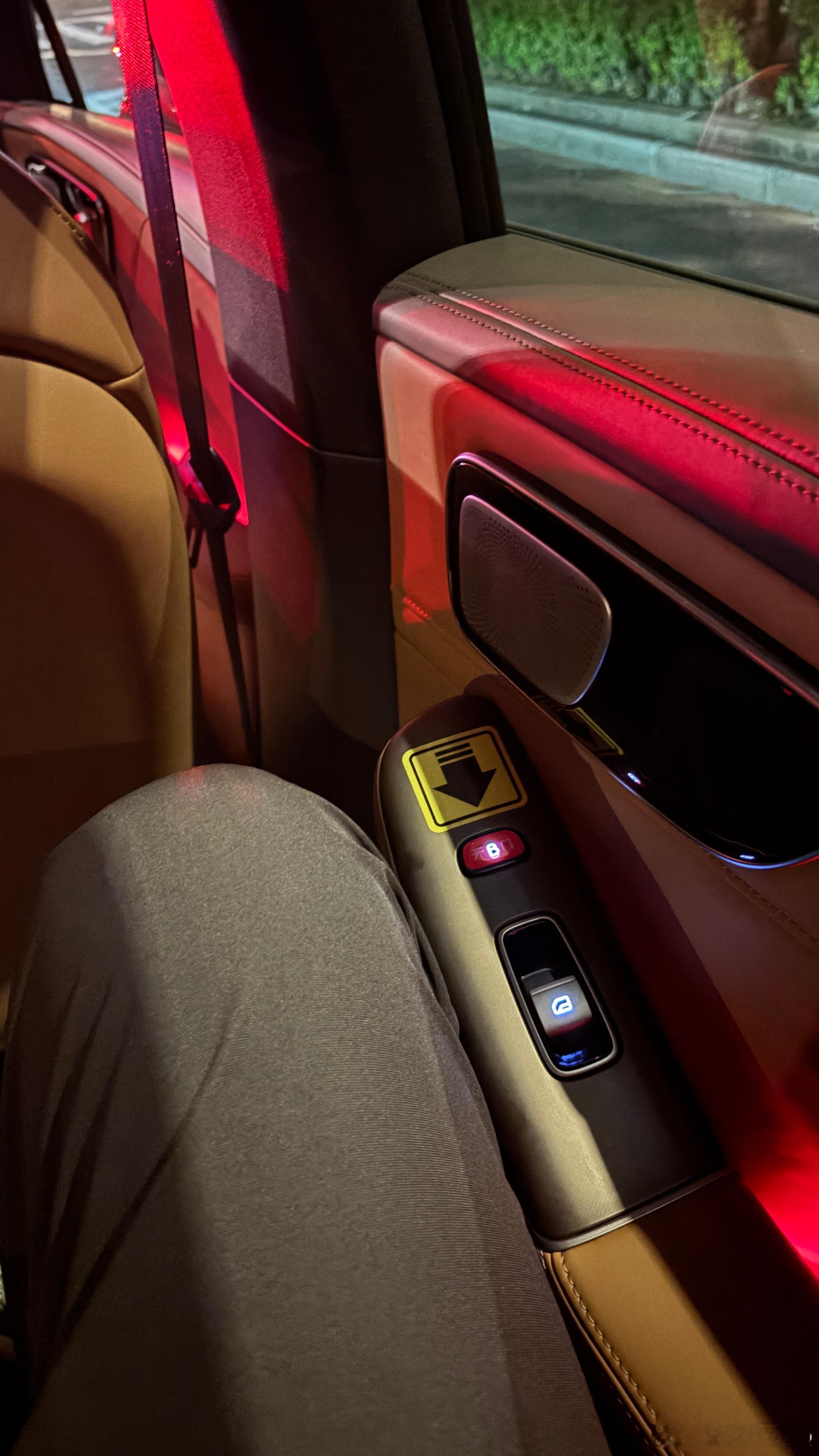 打车打了一台飞凡F7，感受和我当初在广州试的完全一样，底盘韧性好、余震少，行驶中