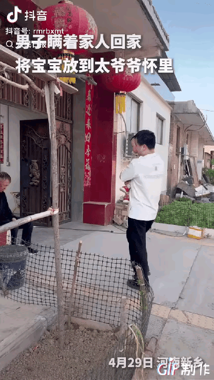 没想到上人民日报了!河南新乡，一男子瞒着家人，悄悄带着小宝宝回到了家，门口坐着低