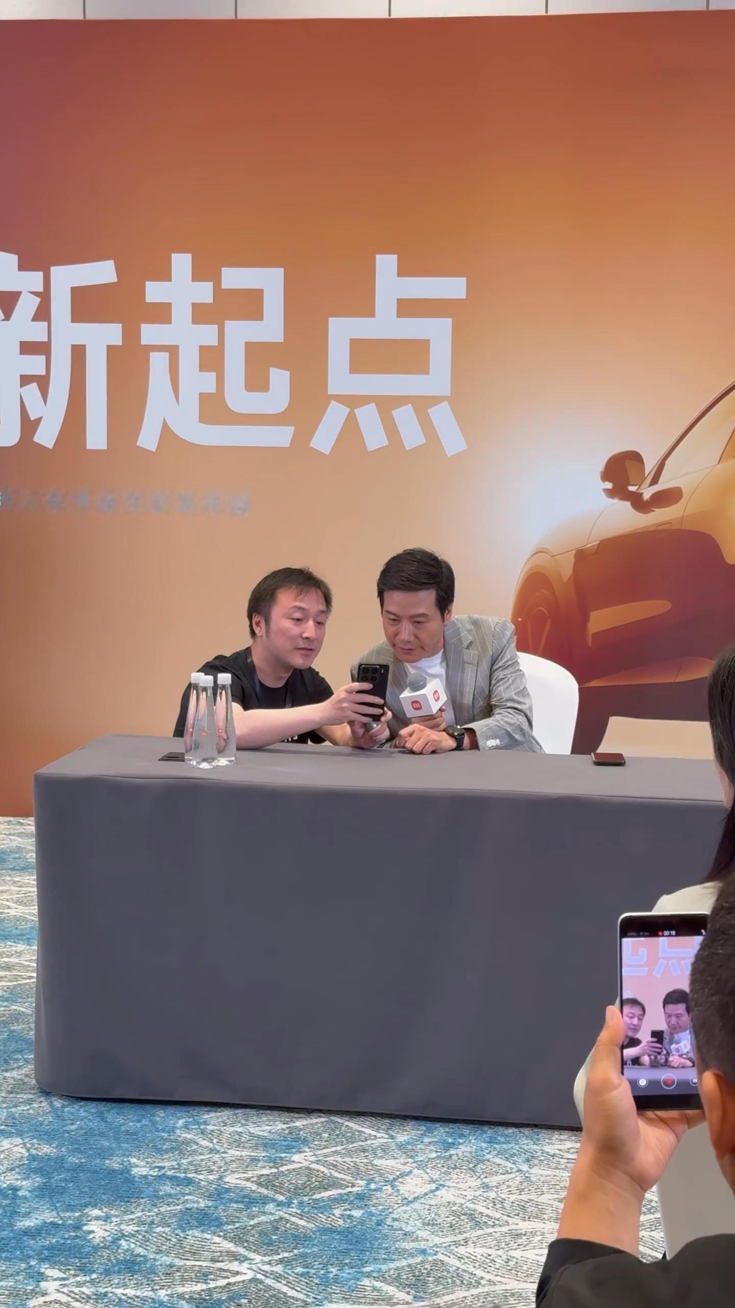 徐洁云这助理是真不错，发布会后的采访一直半蹲着给雷总沟通。 ​​​