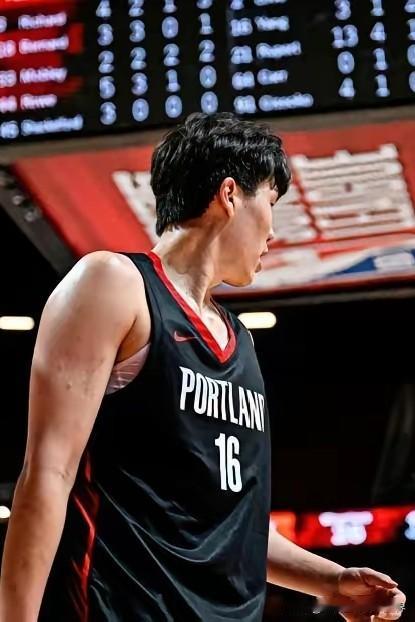 莫要五十步笑百步！以前中国球迷都喜欢嘲笑韩国“大河马”河升镇，都把他的丑相和拙劣