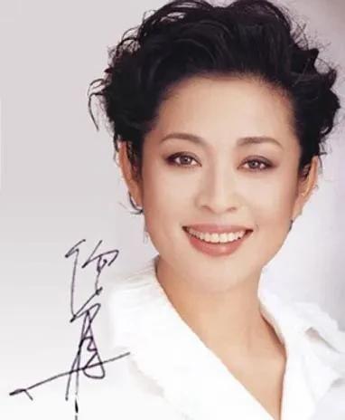 2008年，倪萍的姥姥99岁，躺在医院抢救室里，医生问家属要不要装呼吸机，家里征