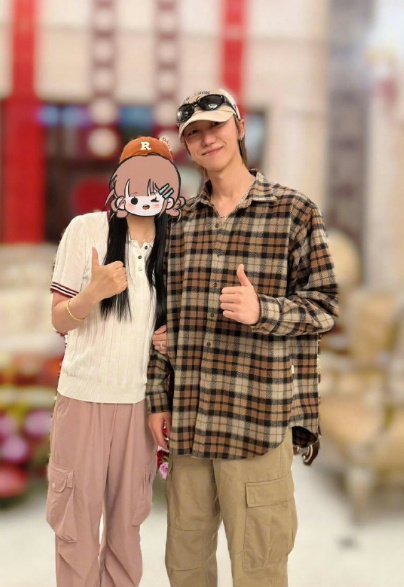网友分享与徐明浩的签名合影，签名独特又帅气，合照时还亲切地和粉丝交流，让粉丝直呼