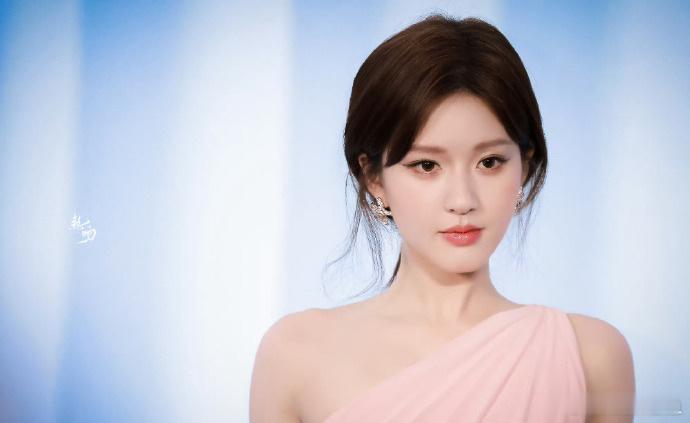 终于明白为什么都说赵露思的怼脸比迪丽热巴要美多了。 ​​​