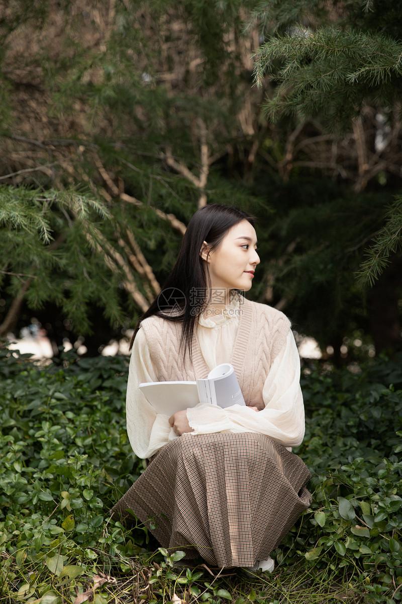 独处，绝非孤独的代言，而是与灵魂倾心对话的宝贵时刻。
“要么读书，要么旅行，身体