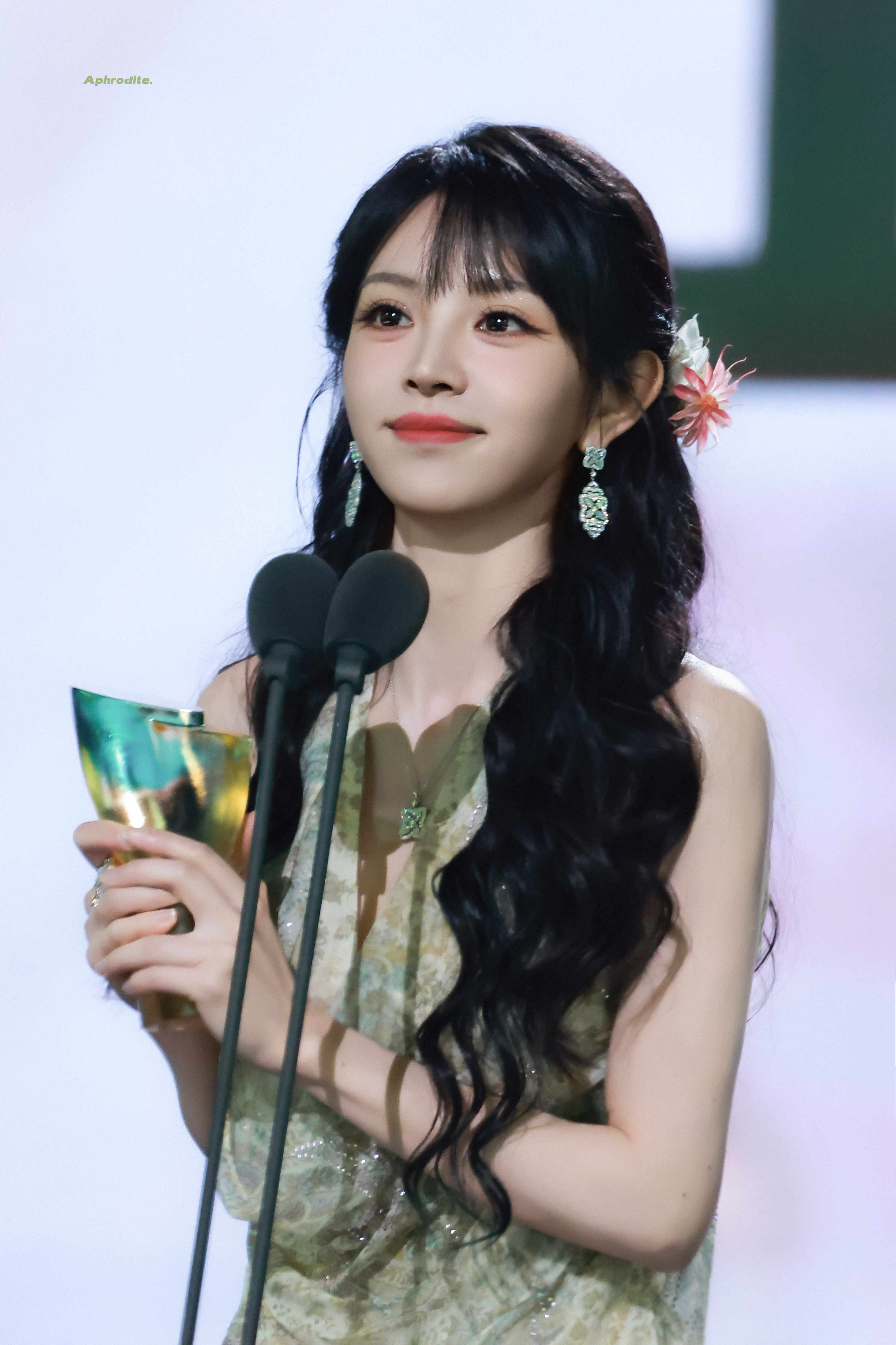 田曦薇  一袭嫩绿纱裙衬得身姿窈窕，卷发垂肩添了几分娇柔，美成了一幅江南水墨画?