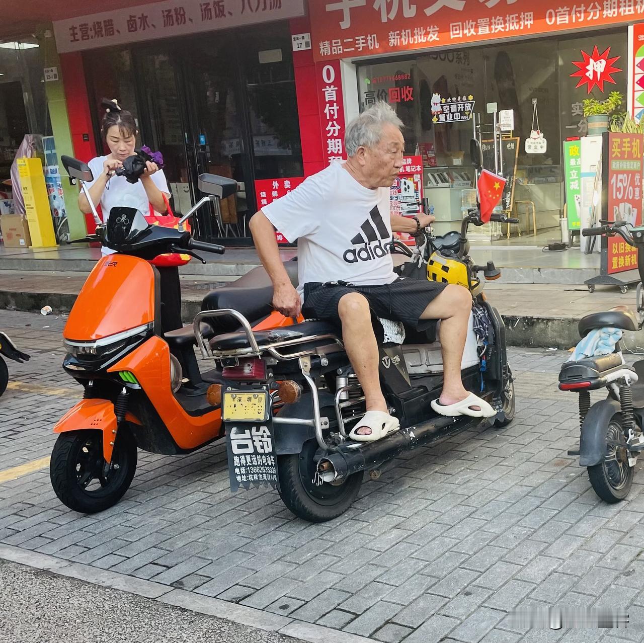 什么是真正的安全社康门口等着开门的老人家，看到旁边有个大电车停在门口，就坐上去，
