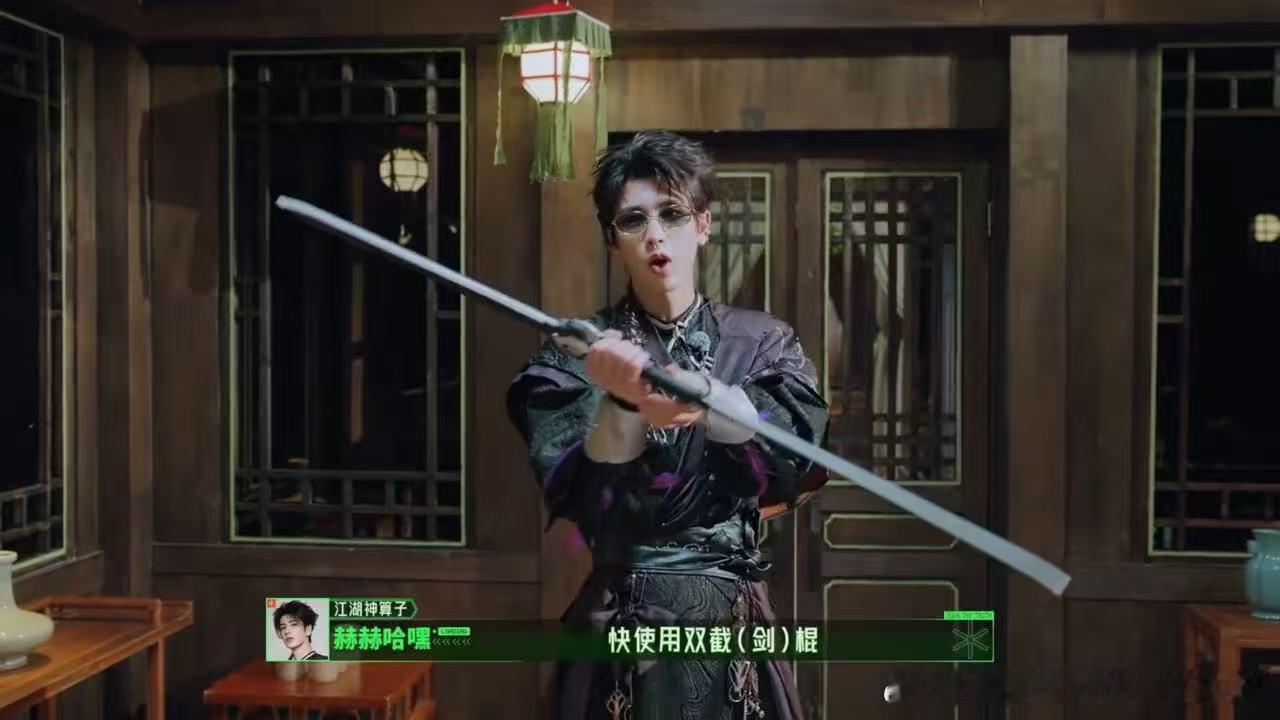 张凌赫怎么忍住不笑的开始推理吧这扇门属实不给张凌赫留面子，刚出场就将他夹住，充满