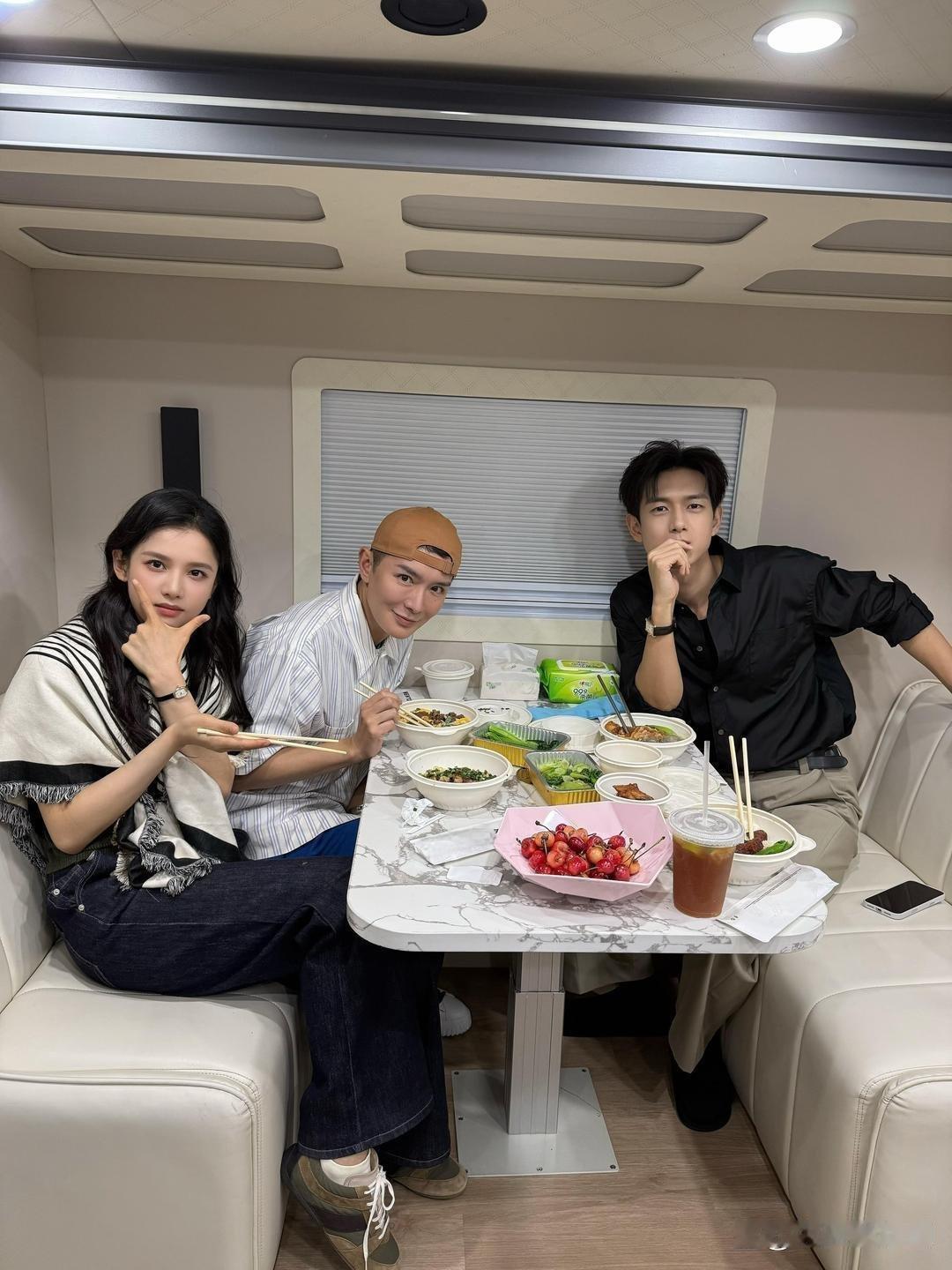 明星餐都这么素嘛李现这张好帅 