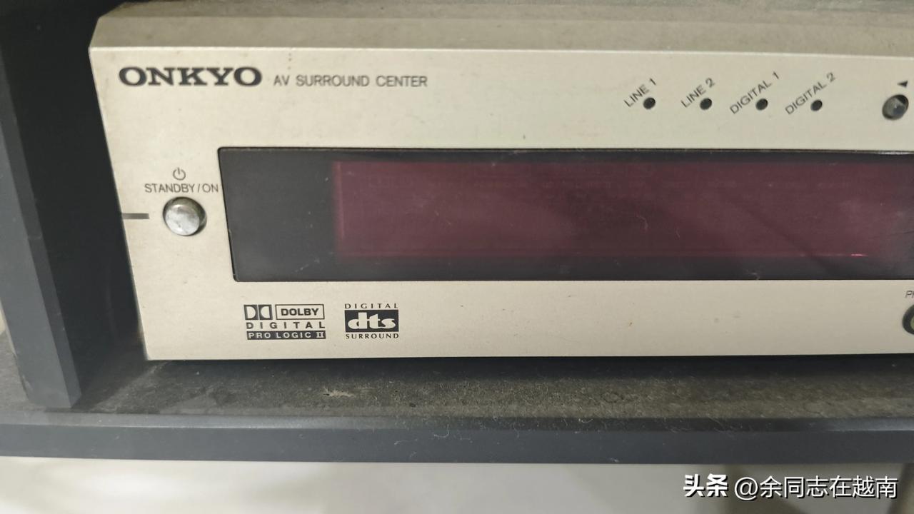 在宿舍闲来无事，便参观起越南房东家的各种宝贝。
液晶电视是创维的，中国货，还不错