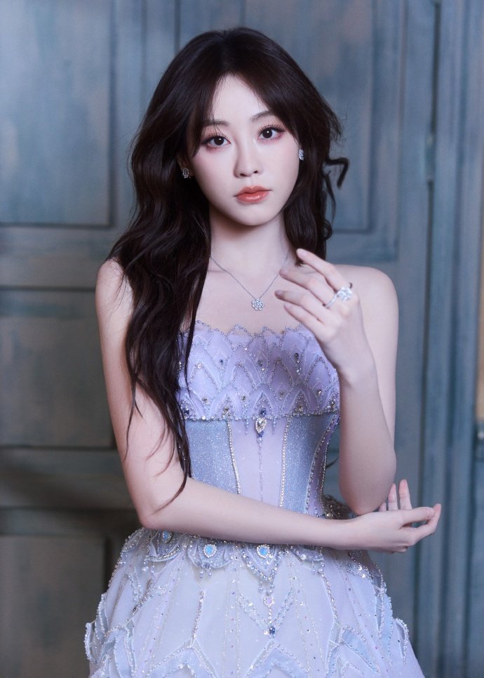 祝绪丹被顶光吓到失去表情管理   祝绪丹听到顶光秒抬手遮挡的小动作也太萌了！慌乱