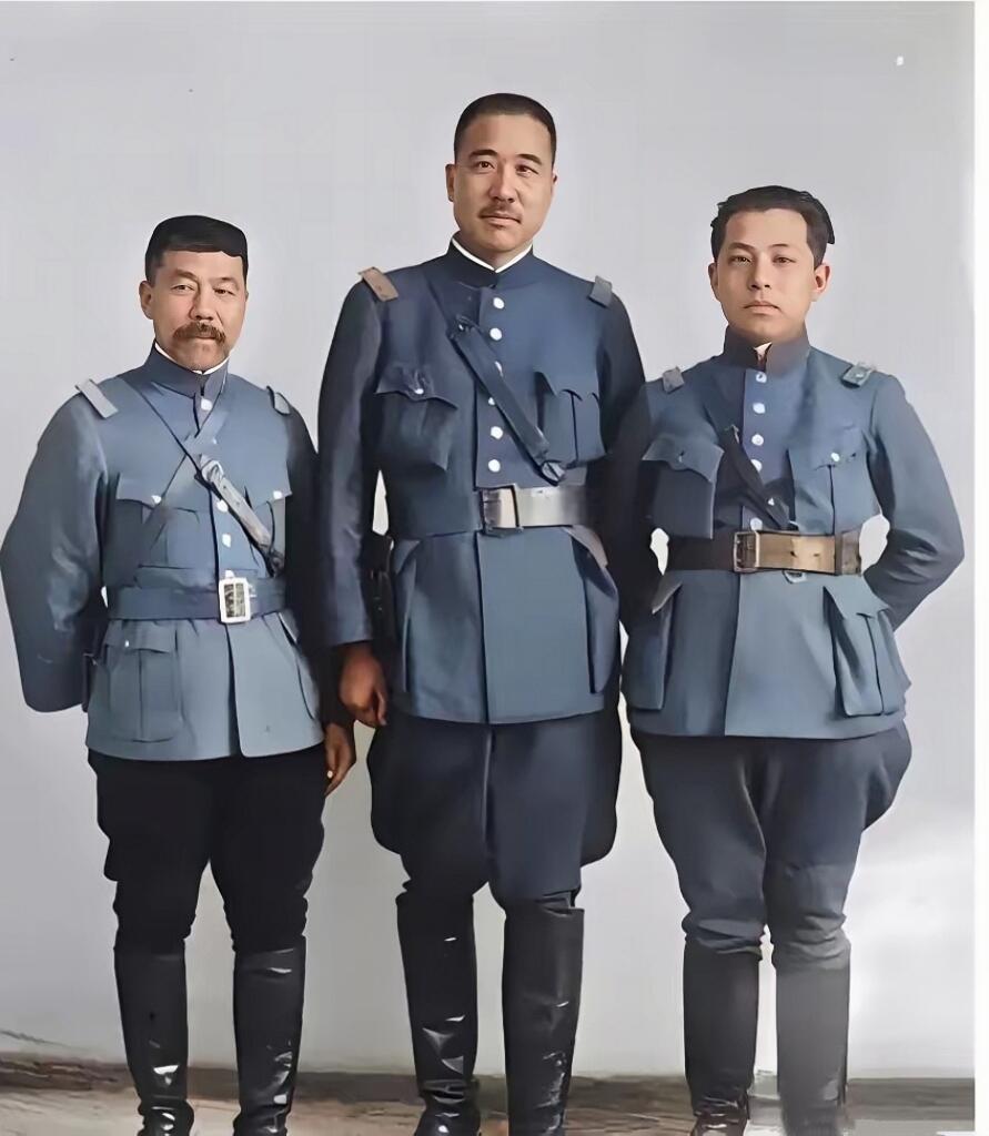 一张照片，
集齐了黄赌毒，
物以类聚，
人以群分，
不是虚言。

褚玉璞喜欢嫖娼