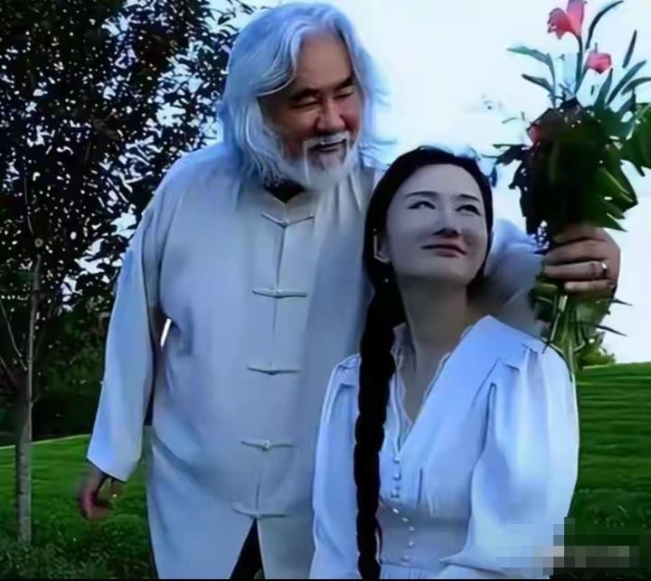 自从知名导演张纪中娶了小他30岁的娇妻杜星霖后，为什么他经常很高调地在晒他一家人