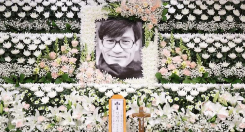 安圣基遗照众星悼念安圣基 据台媒，韩国国民演员安圣基今日去世，灵堂设置在首尔圣母